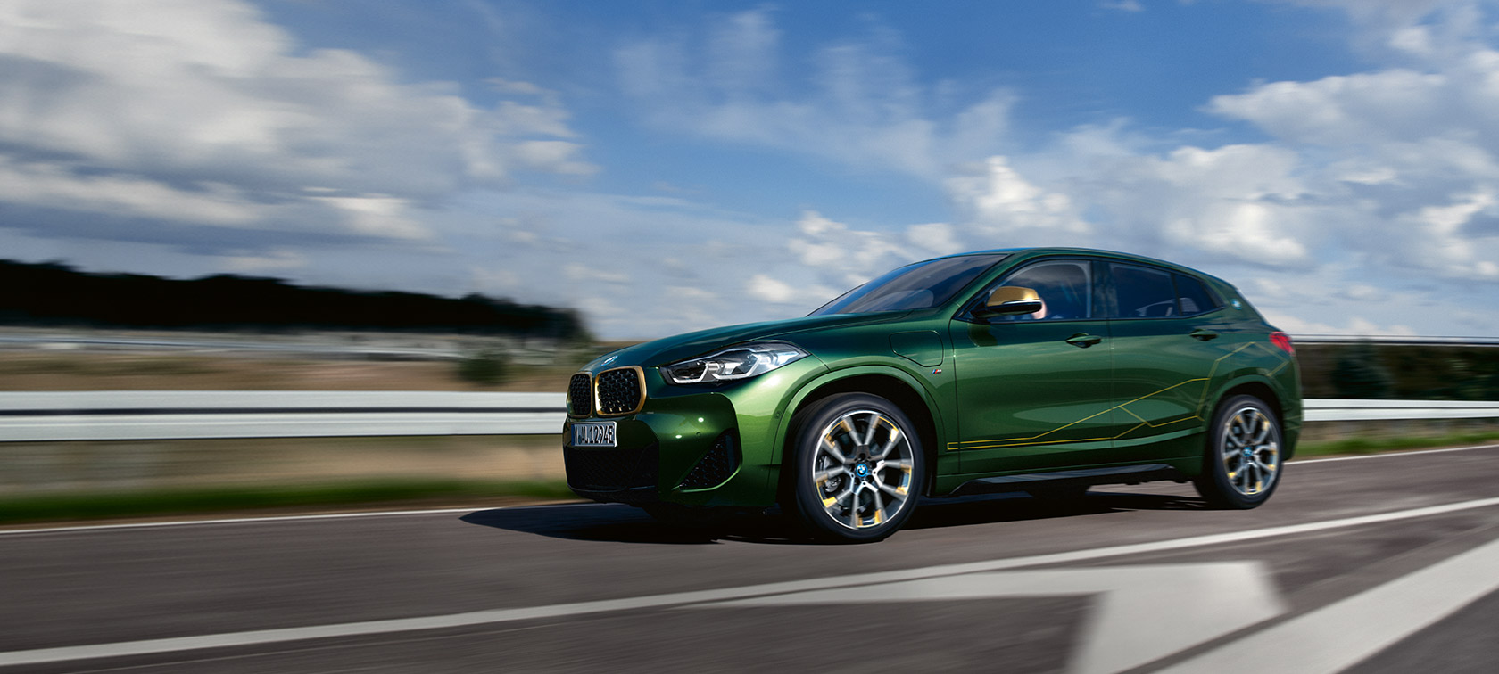 Dreiviertel-Seitenansicht fahrend BMW X2 F39 Sanremo Green metallic