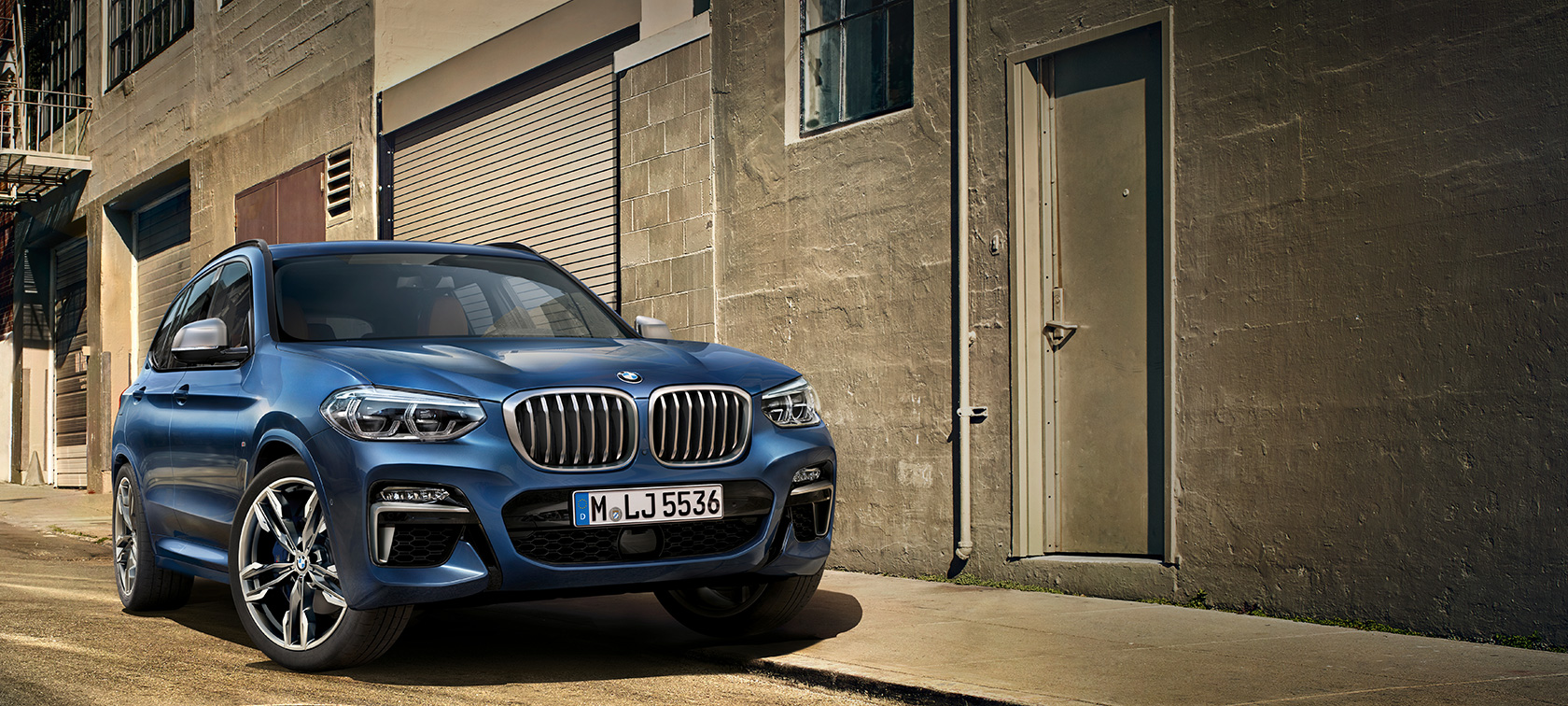 BMW X3 M40i, Standaufnahme vor Hauswand BMW X3 M40i, Standaufnahme vor Hauswand