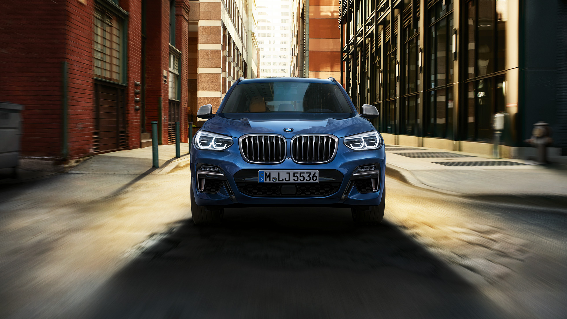BMW X3 M40i, Frontaufnahme vor Stadtkulisse BMW X3 M40i, Frontaufnahme vor Stadtkulisse