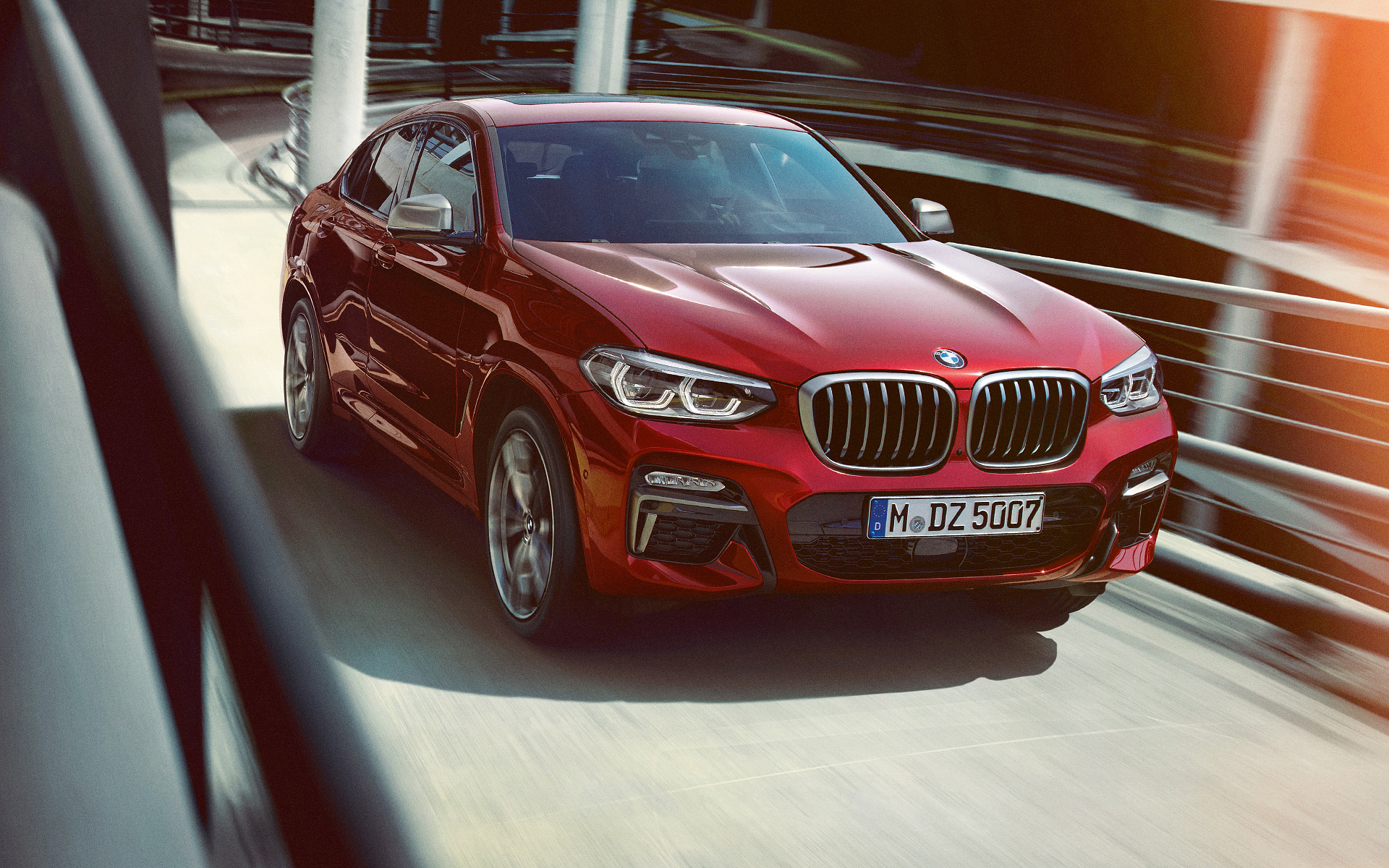 Fahrender BMW X4 rot - Vorderansicht Fahrender BMW X4 rot - Vorderansicht