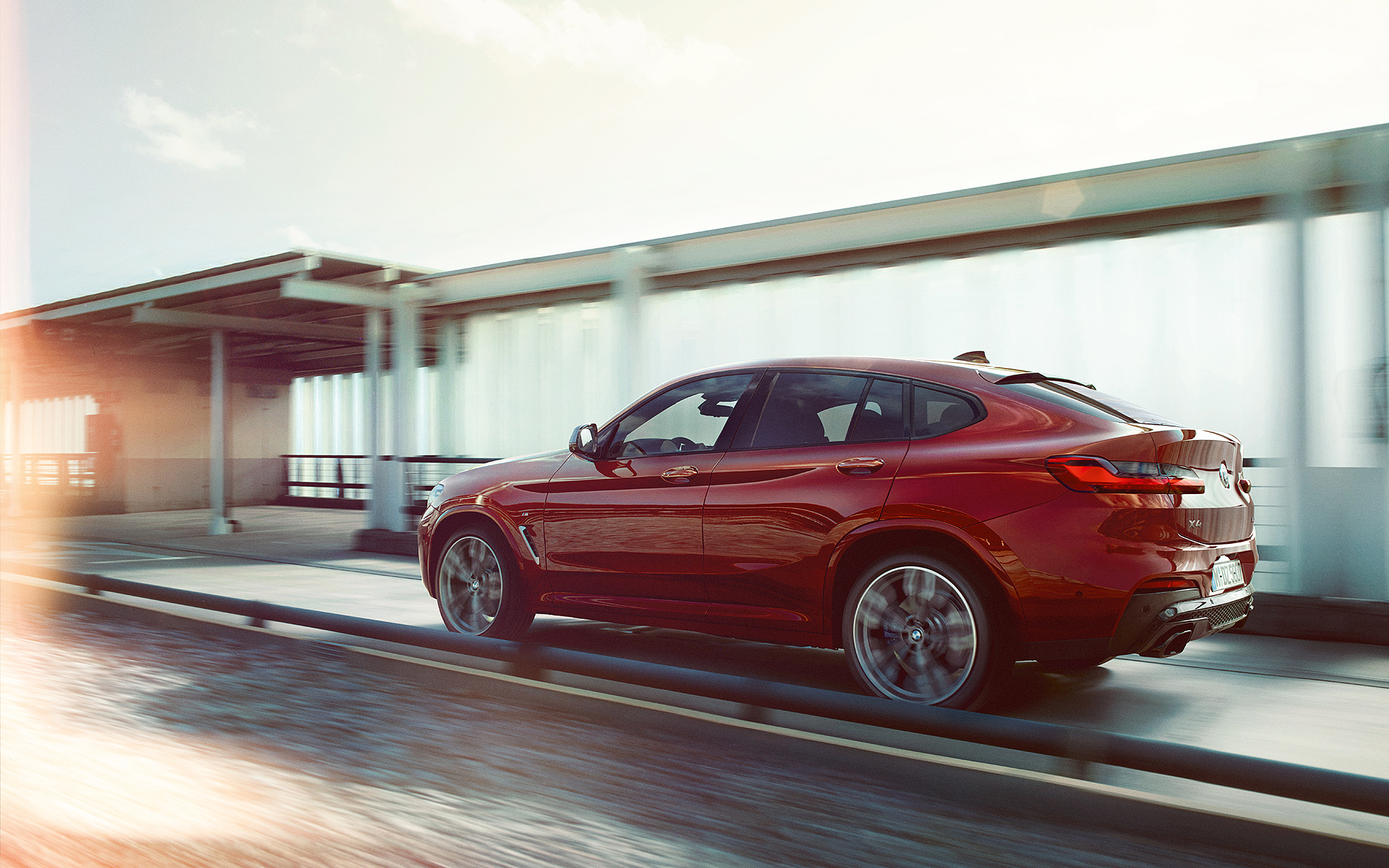 Fahrender BMW X4 rot - Seitenansicht Fahrender BMW X4 rot - Seitenansicht