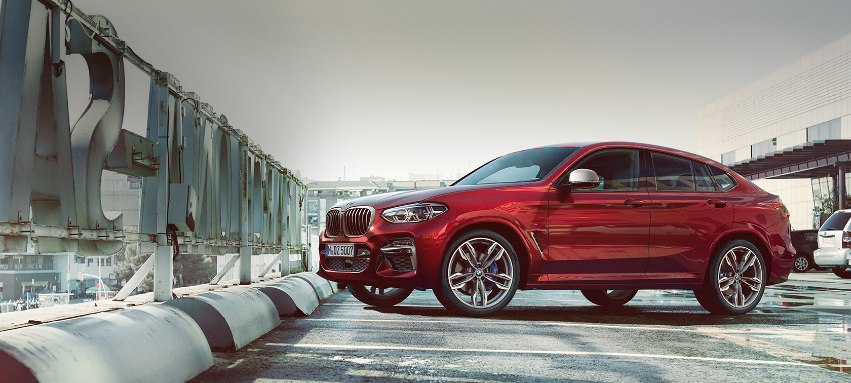 Parkende Seitenansicht BMW X4 BMW X4 M40i G02 2018 Flamencorot Brillanteffekt Seitenansicht parkend auf Parkdeck