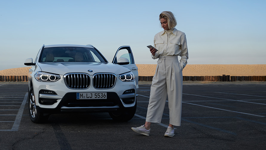 BMW X4 G02 Brochure App 2021 BMW X4 G02 Kataloge App Frau neben BMW 2021