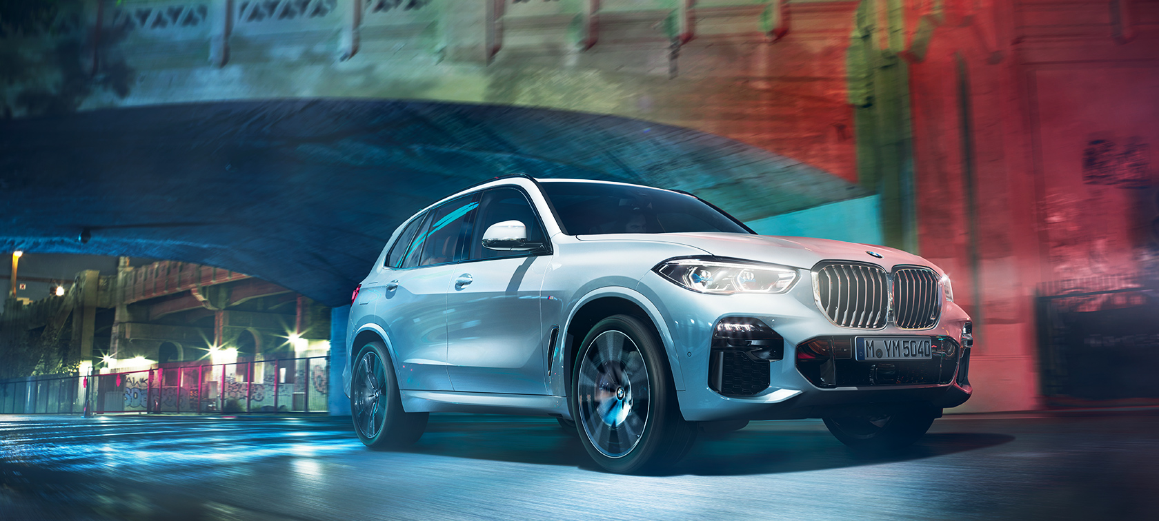 BMW X5 in Aktion Der BMW X5 fährt durch die nächtliche Großstadt