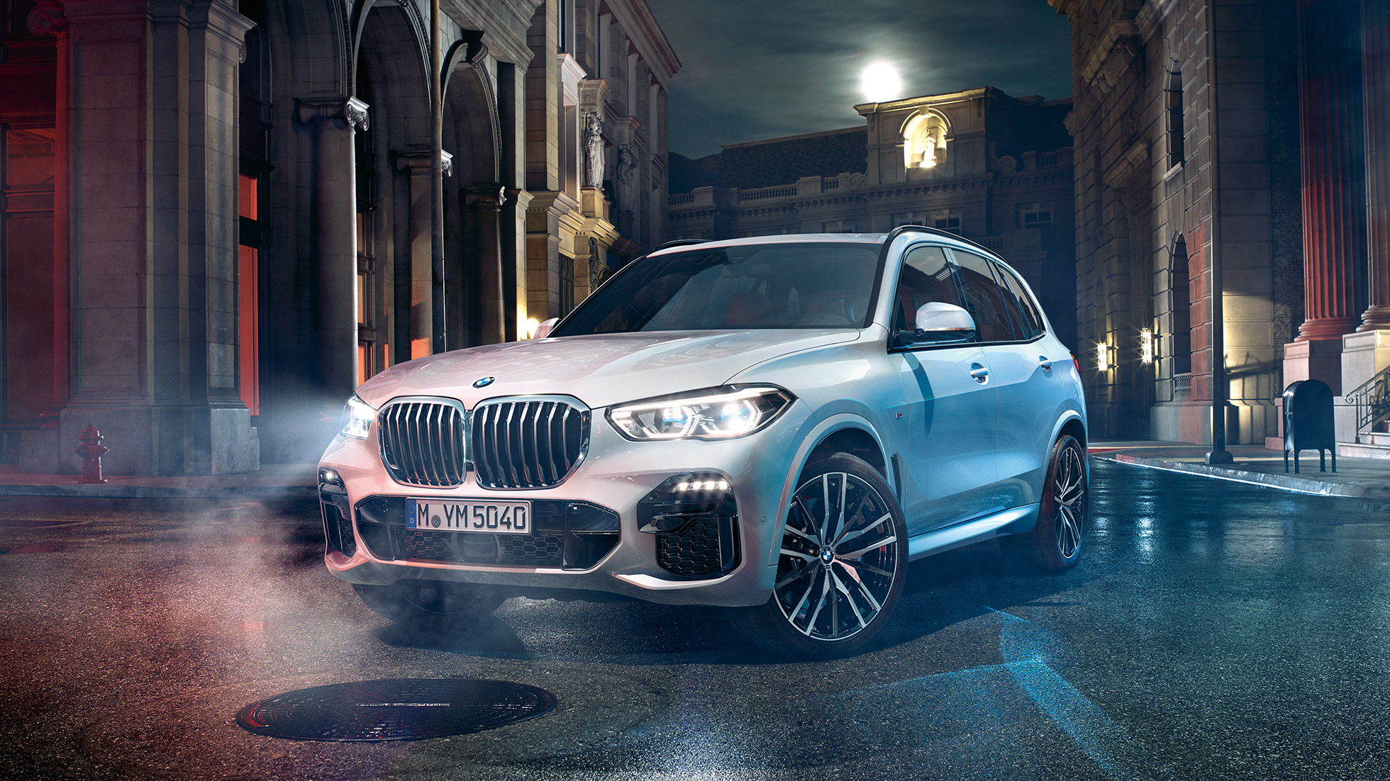 BMW X5 Dreiviertel-Frontansicht BMW X5 G05 2018 Mineralweiß metallic Dreiviertel-Frontansicht stehend bei Nacht
