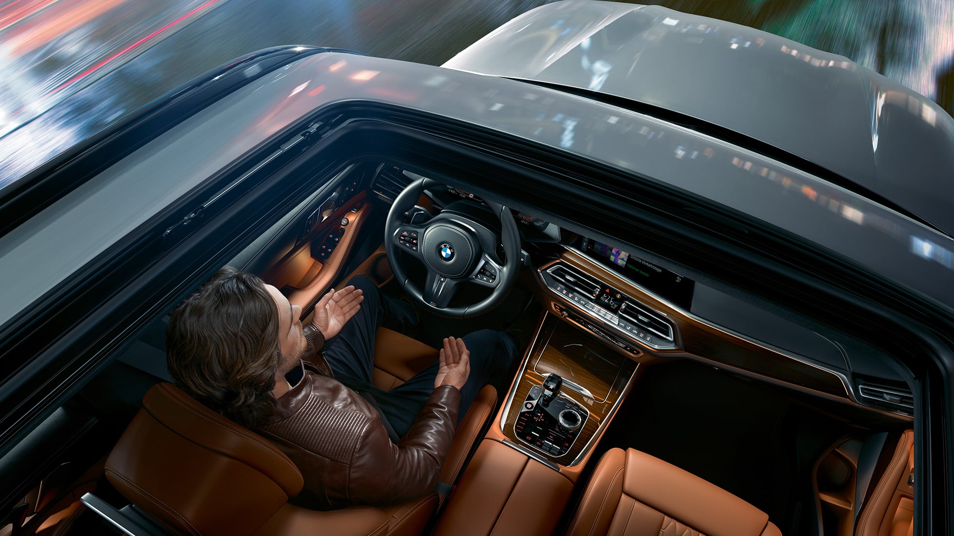 Blick durch das Panorama-Glasdach BMW X5 BMW X5 G05 2018 Mineralweiß metallic Vogelperspektive Blick durch das Panorama-Glasdach