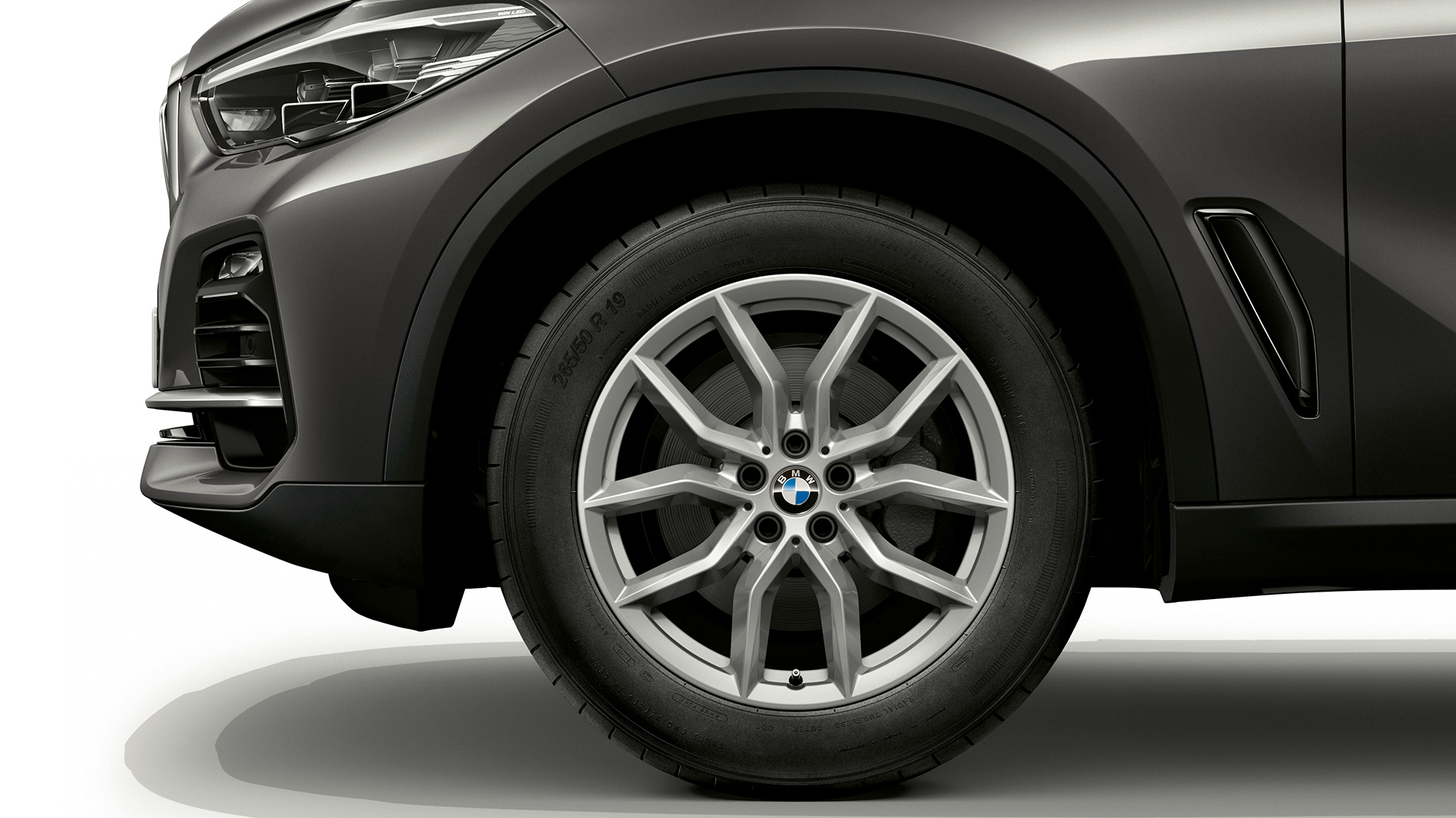 Basismodell BMW X5 xDrive30d seitliche Front mit Felge Basismodell BMW X5 xDrive30d G05 2018 Sophistograu Brillanteffekt metallic seitliche Front mit Felge