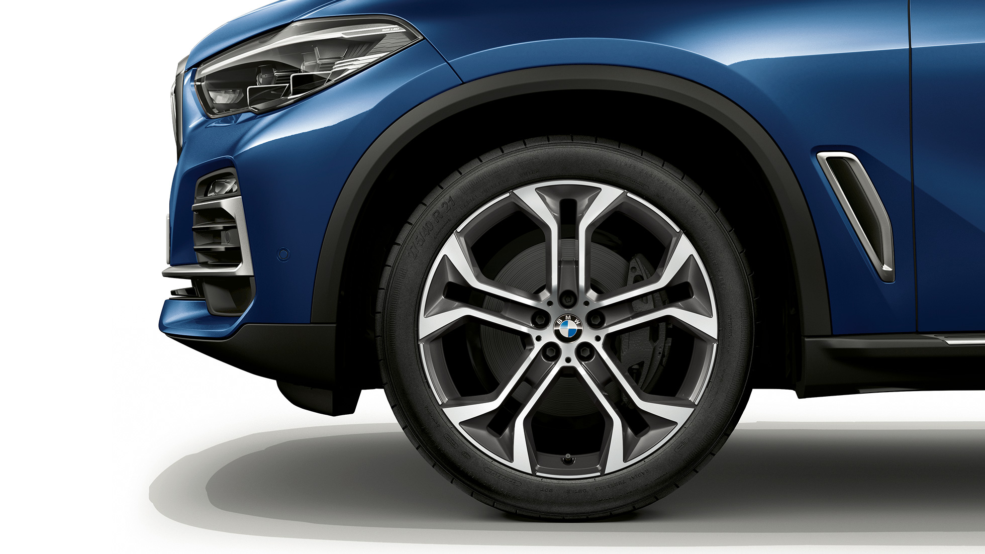 Modell xLine BMW X5 xDrive40i seitliche Front mit Felge Modell xLine BMW X5 xDrive40i G05 2018 Phytonicblau metallic seitliche Front mit Felge