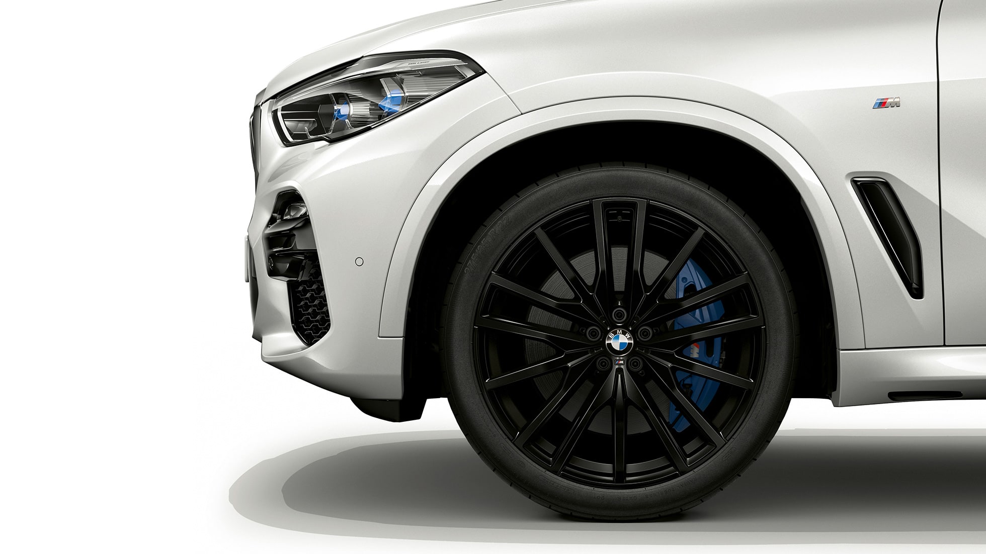 Modell M Sport BMW X5 xDrive40i seitliche Front mit Felge Modell M Sport BMW X5 xDrive40i G05 2018 Mineralweiß metallic seitliche Front mit Felge