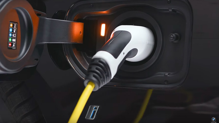 BMW Plug-in-Hybrid mit Ladekabel angeschlossen BMW X5 G05 BMW Plug-in-Hybrid mit Ladekabel angeschlossen Nahaufnahme