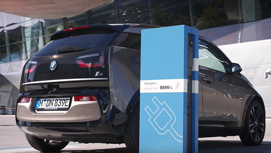 BMW i3 an Ladestation BMW i3 an Ladestation Dreiviertel-Heckansicht
