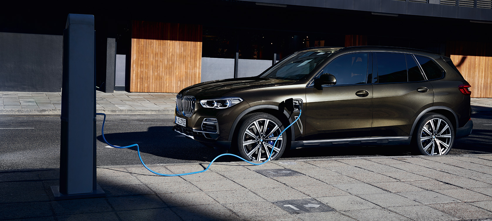 Plug-in-Hybrid BMW X5 xDrive45e G05 Dreiviertel-Seitenansicht Plug-in-Hybrid BMW X5 xDrive45e G05 Dreiviertel-Seitenansicht ladend