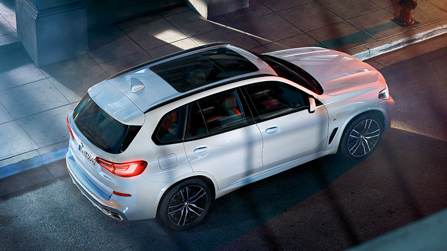 BMW X5 stehend aus der Vogelperspektive BMW X5 stehend aus der Vogelperspektive
