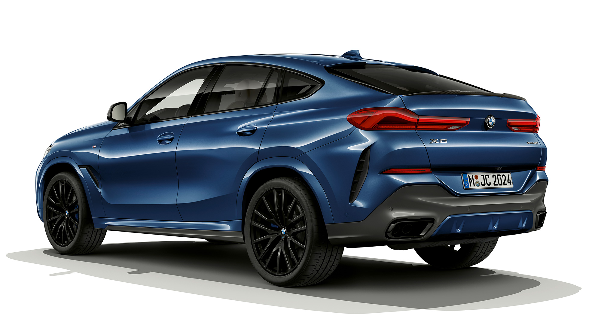 BMW X6 mit mit M Sportpaket, Heck. BMW X6 mit M Sportpaket in Dreiviertel-Heckansicht.