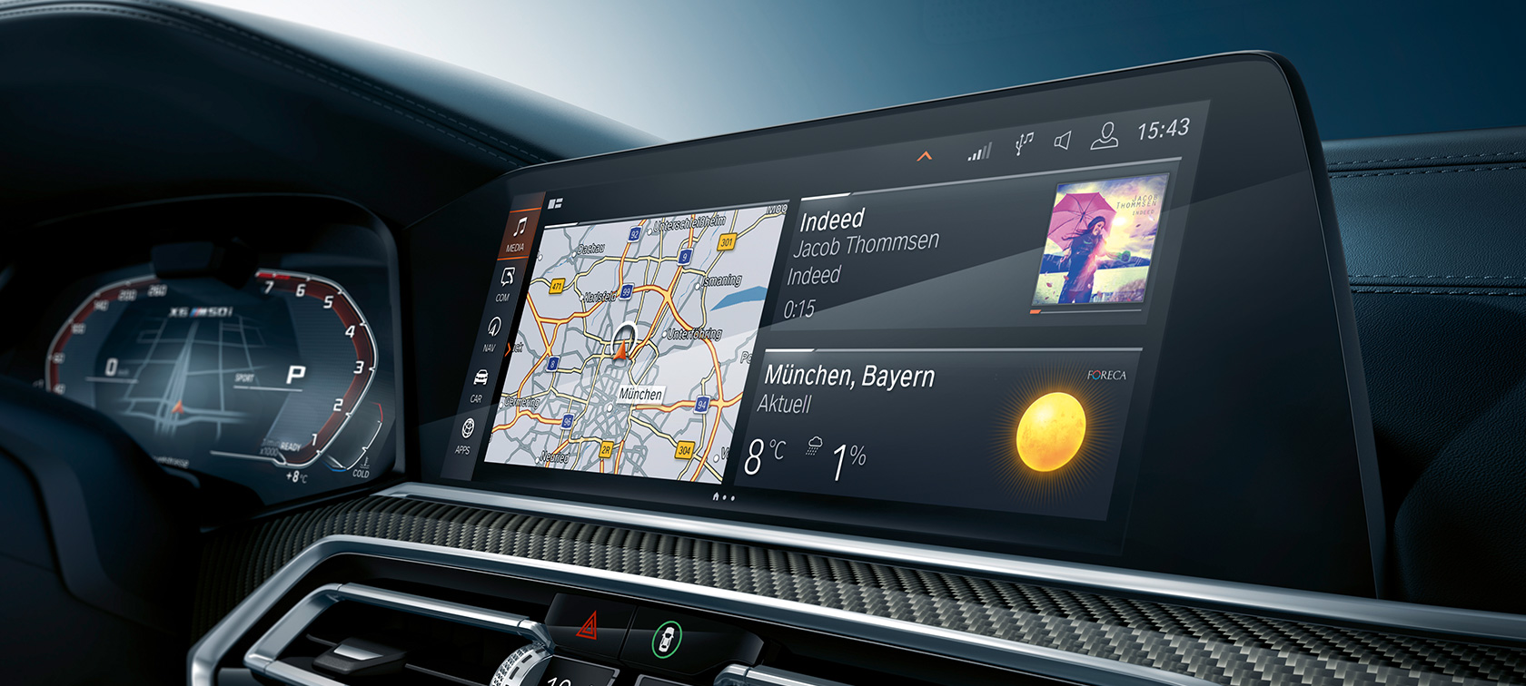 Cockpit mit Blick auf Head-Up Display. BMW X6 Cockpit mit Blick auf Head-Up Display.