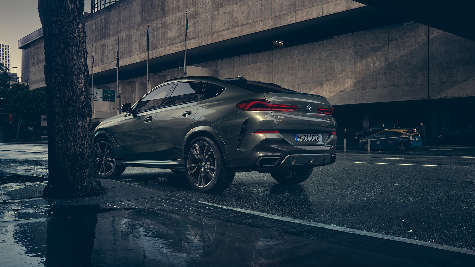 BMW X6 Exterieur. BMW X6 in Dreiviertel-Heck-Perspektive vor urbaner Kulisse.