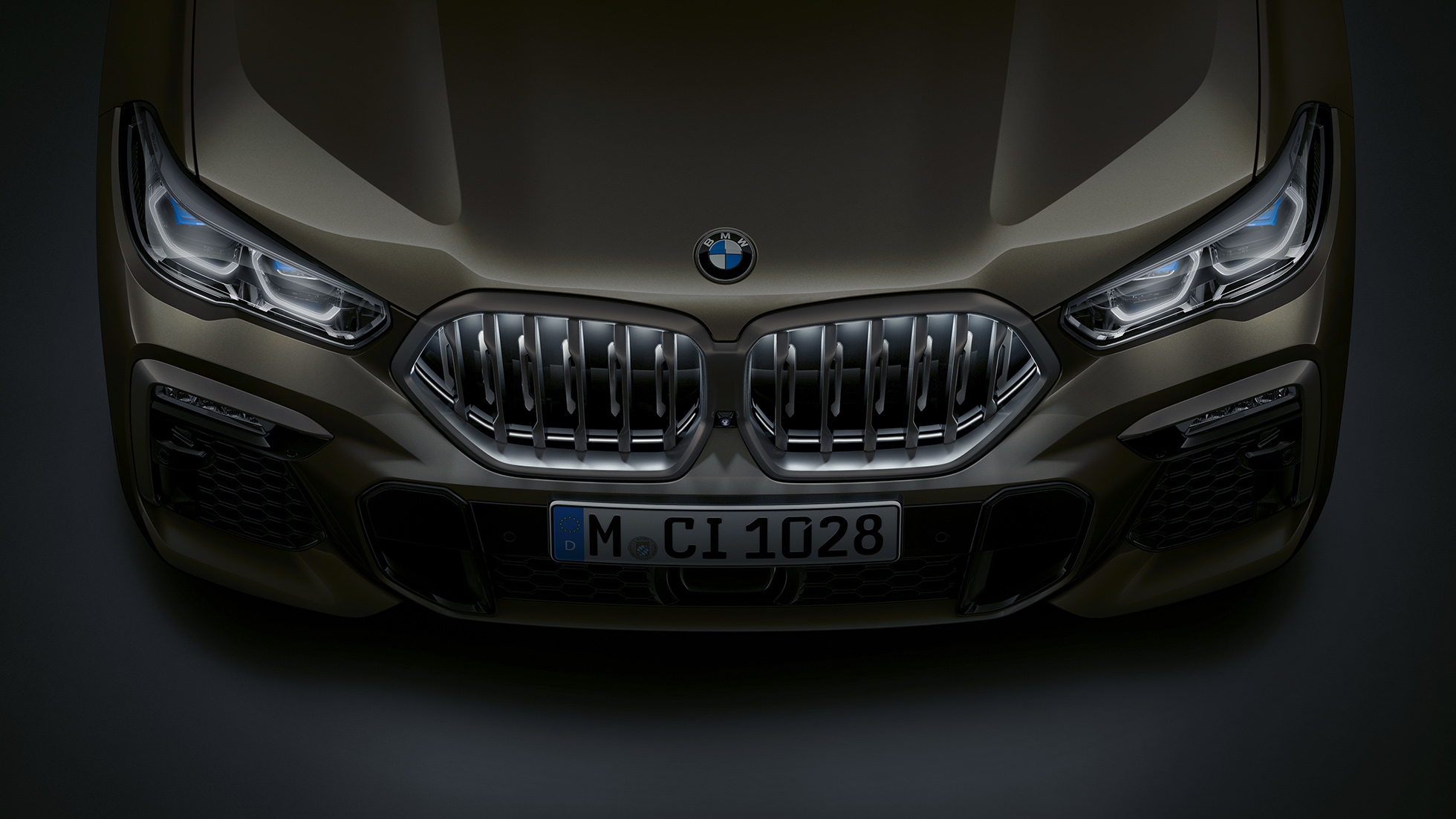 BMW X6 Front. Nahaufnahme BMW X6 Front mit BMW Niere ‘Iconic Glow’ aus der Vogelperspektive.