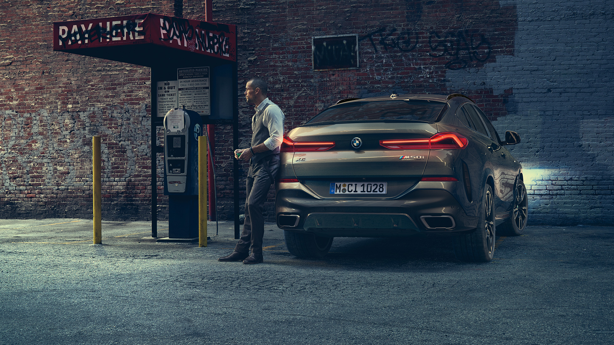 BMW X6 Heck. BMW X6 in Heckansicht vor urbaner Kulisse.