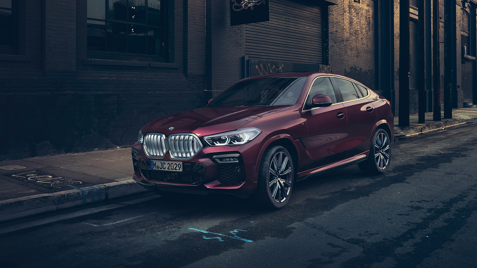 BMW X6 Individual Exterieur. BMW X6 Individual stehend in Dreiviertel-Front.