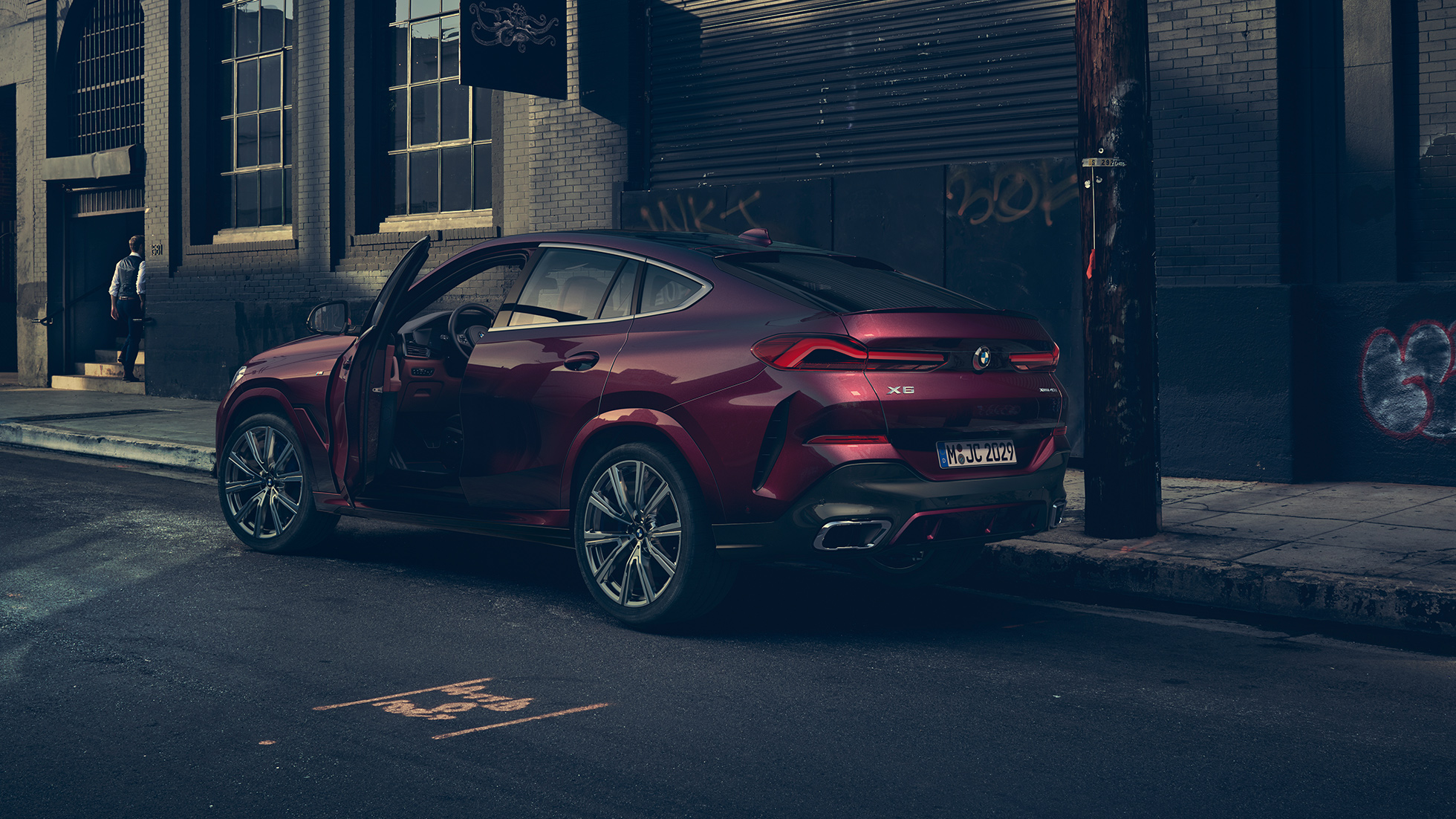 BMW X6 Individual Heckansicht. BMW X6 Individual stehend in Dreiviertel-Heck.