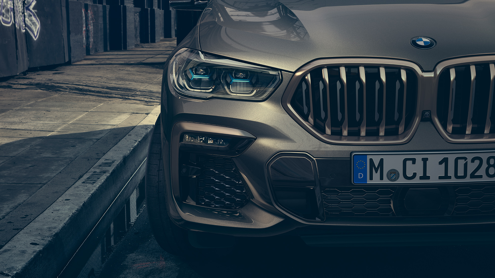 BMW Laserlicht. Nahaufnahme des BMW X6 mit Fokus auf das Laserlicht.