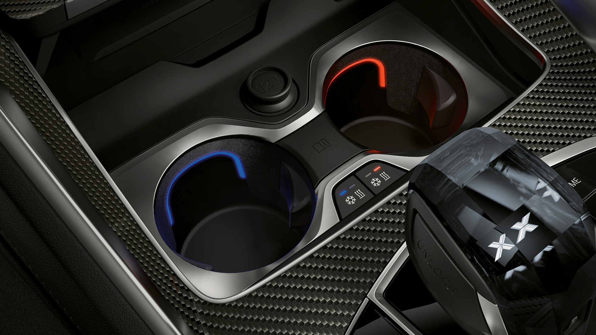 Temperierte Getränkehalter. Close-up des BMW Interieurs mit Fokus auf temperierte Getränkehalter.