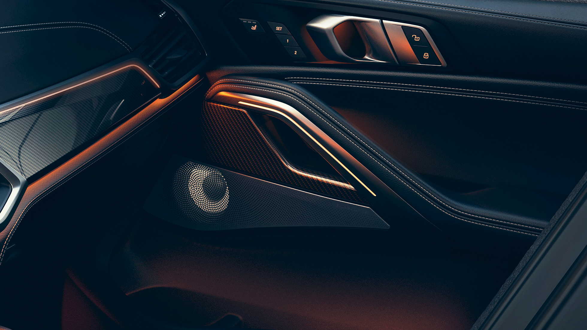 BMW X6 Lautsprecher. Close-up des BMW Interieurs mit Fokus auf Lautsprecherbox.