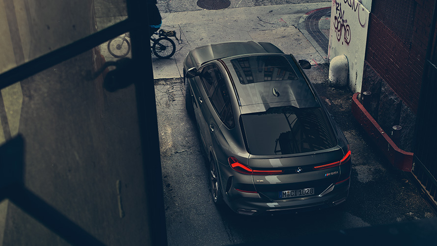 BMW X6 parkend aus der Vogelperspektive BMW X6 parkend aus der Vogelperspektive
