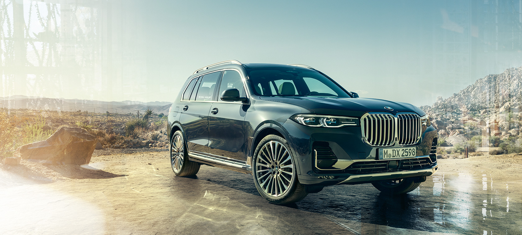 BMW X7, Dreiviertel-Frontansicht links BMW X7 in Arktikgrau im Stand vor Wüste, Dreiviertel-Frontansicht links, G07 2019