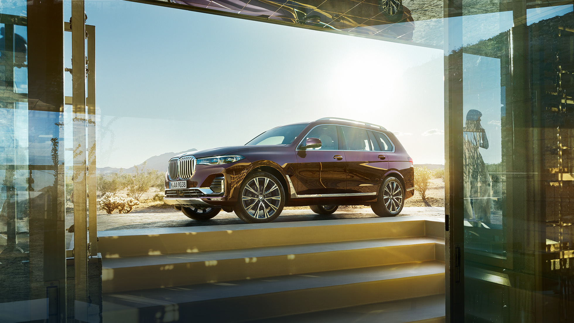 BMW Individual X7 xDrive40i, Vogelperspektive BMW X7 in Ametrin Metallic im Stand aus der Vogelperspektive