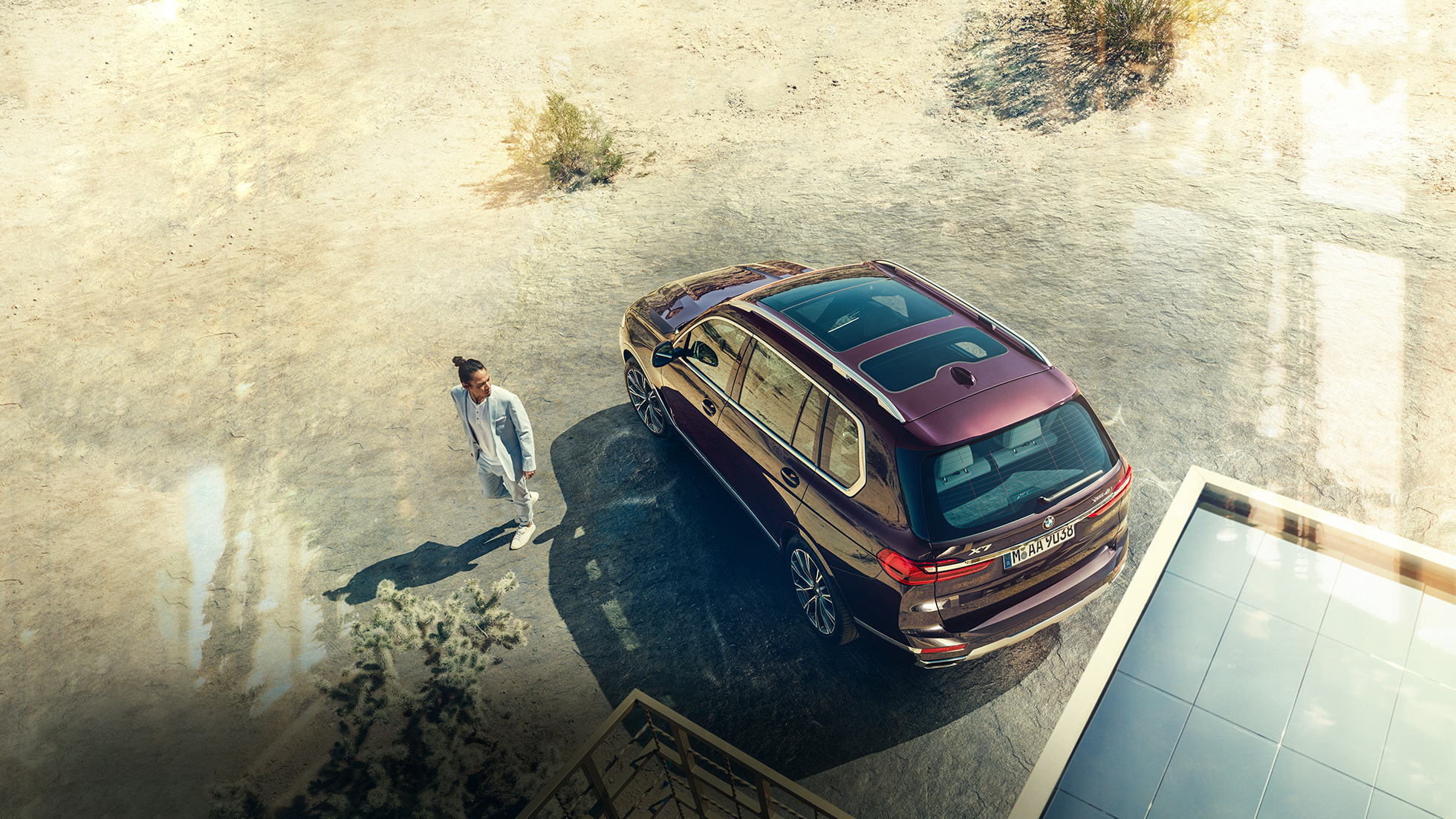 BMW Individual X7 xDrive40i, Seitenperspektive BMW X7 in Ametrin Metallic im Stand aus der Seitenperspektive