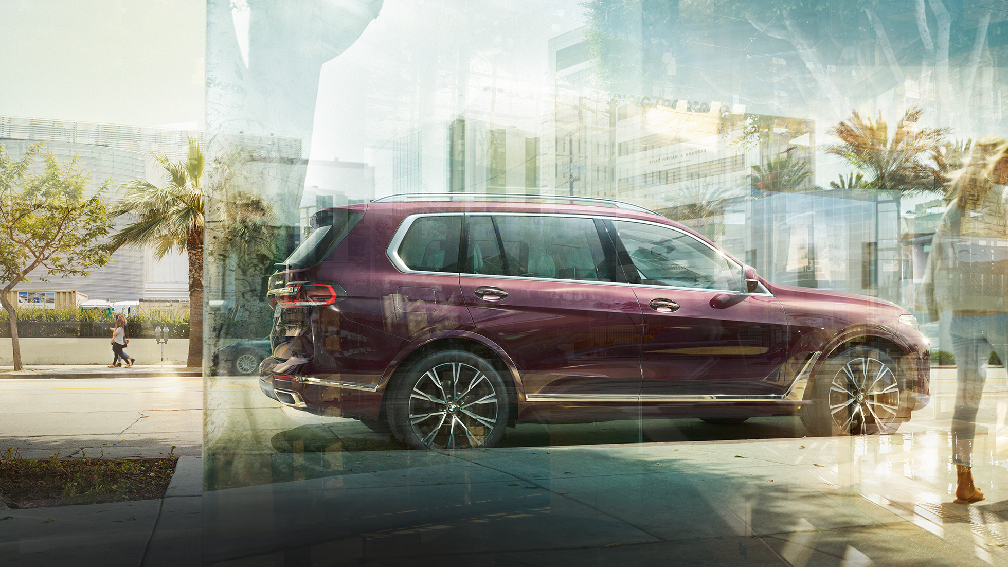 BMW Individual X7 40i xDrive, Seitenansicht Stehender BMW X7 in Ametrin Metallic aus der Seitenansicht