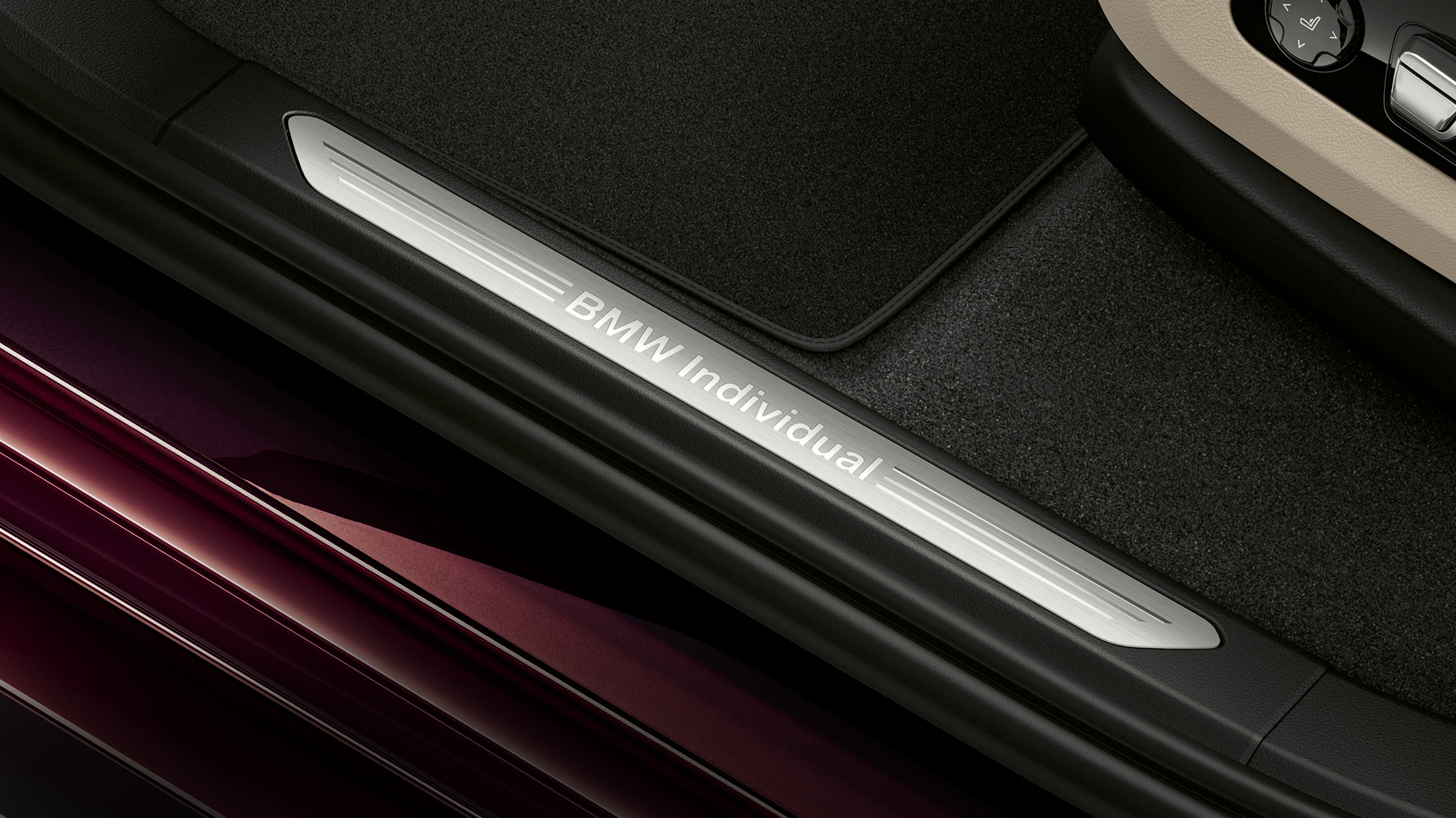 Einstiegsleiste mit BMW Individual Schriftzug Nahaufnahme der beleuchteten Einstiegsleiste mit BMW Individual Schriftzug
