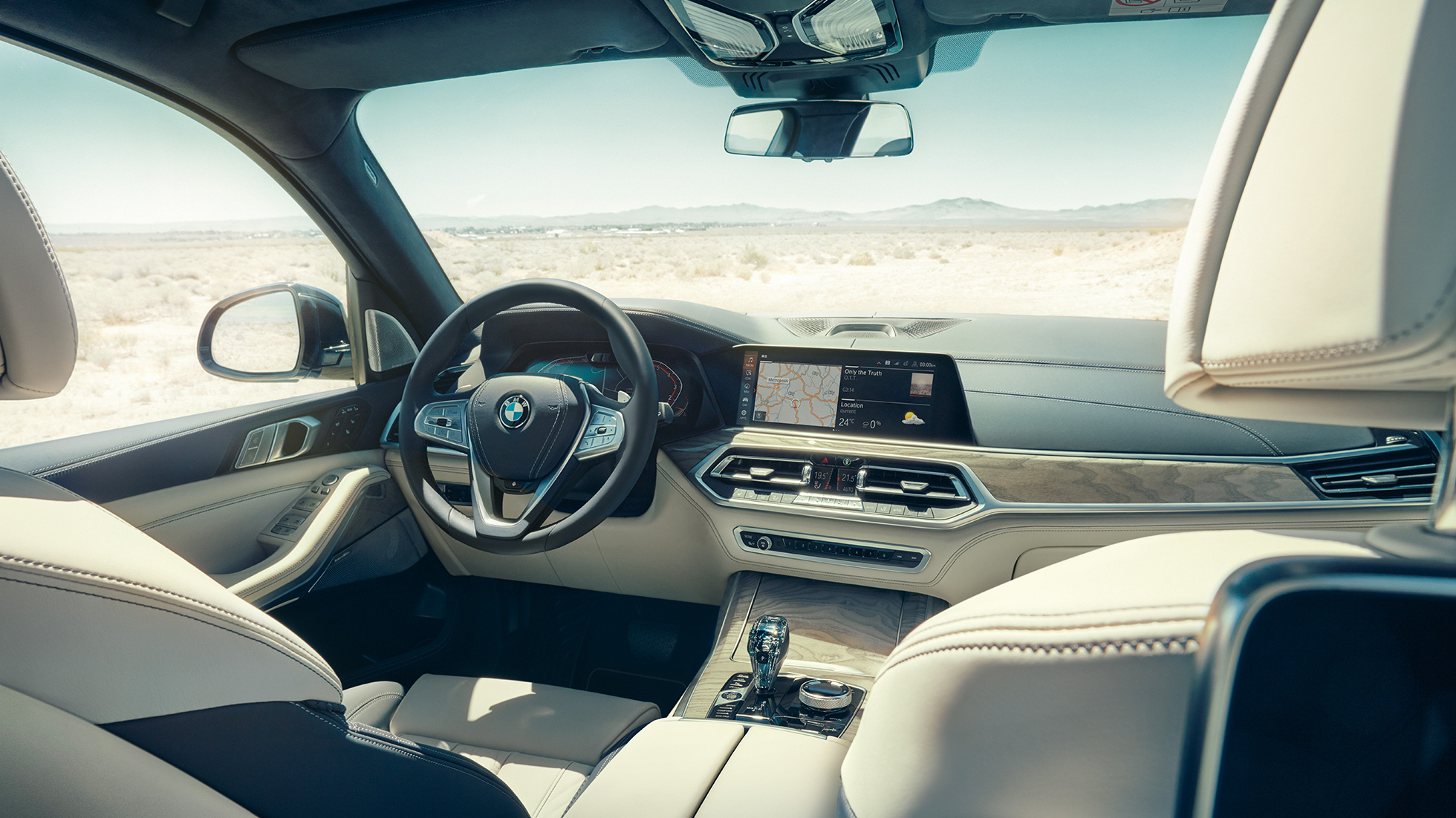 BMW Live Cockpit Professional BMW Live Cockpit Professional: Sicht von hinten in die erste Sitzreihe mit Blick auf Lenkrad und Instrumentenkombination