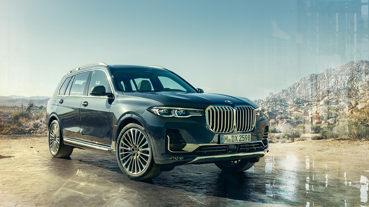 BMW X7 Exterieur, dreiviertel Frontansicht BMW X7 Exterieur: dreiviertel Frontansicht vor Wüstenhintergrund