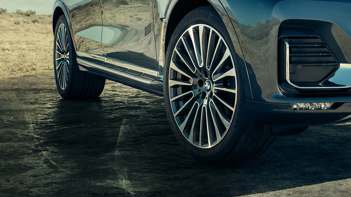 22'' Leichtmetallräder 22'' Leichtmetallräder: dreiviertel Frontansicht des BMW X7 mit Fokus auf die Räder