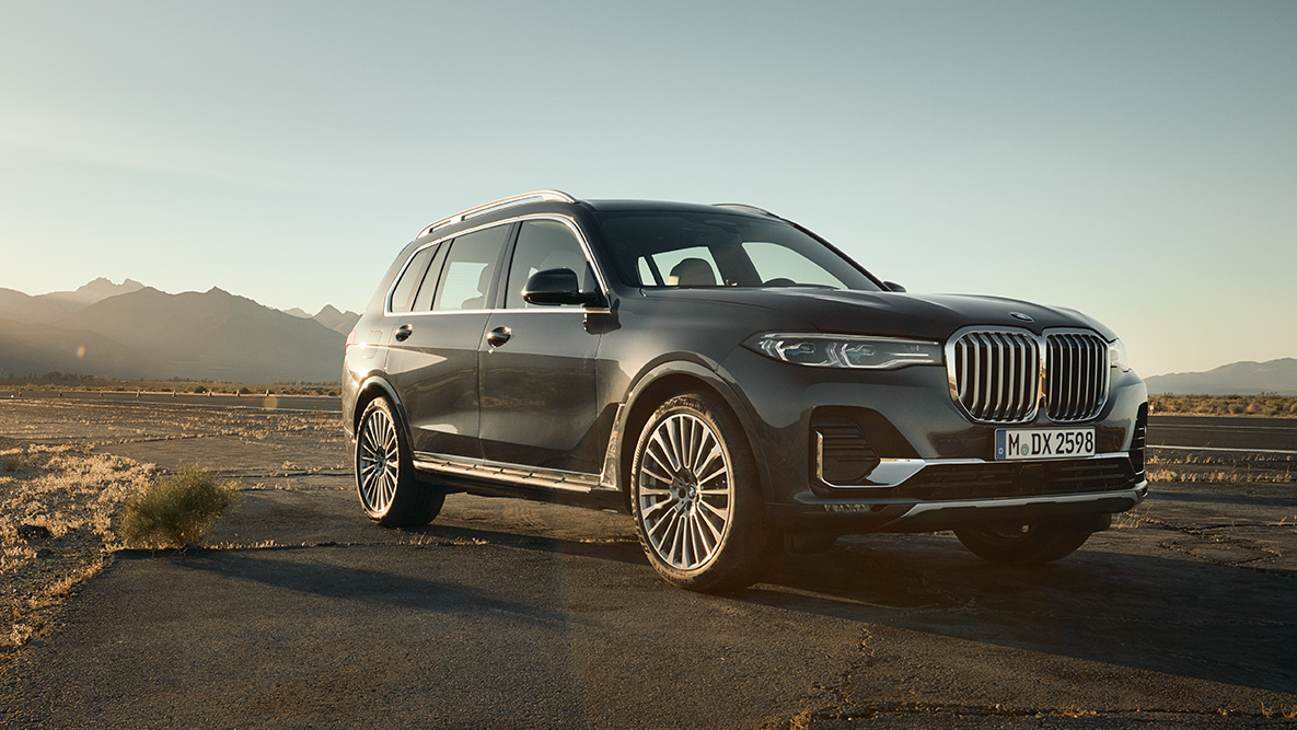 Executive Drive Pro Executive Drive Pro: BMW X7 in der dreiviertel Frontansicht, Wüste im Hintergrund