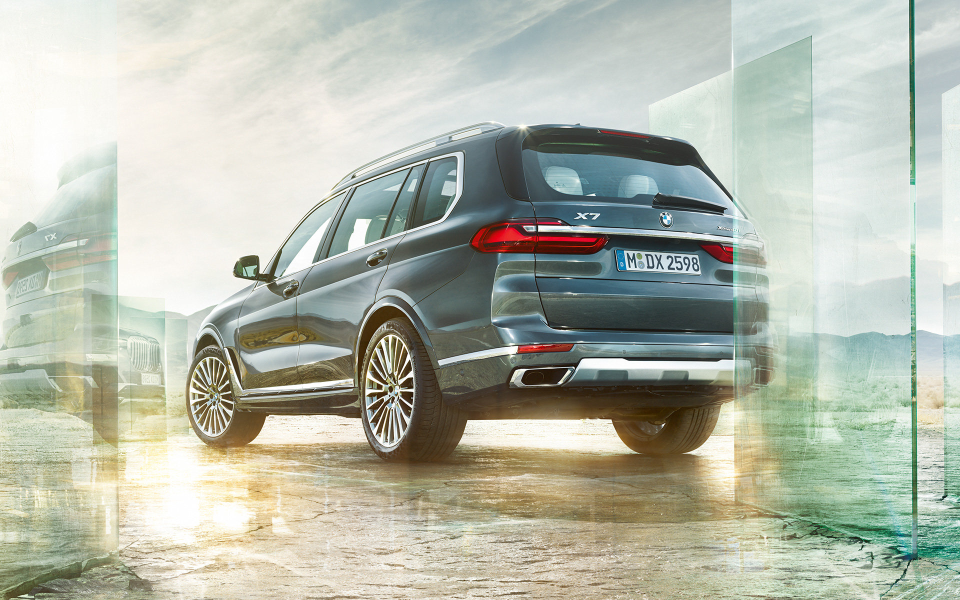 BMW X7 G07 2019 Dreiviertel-Heckansicht aus der Froschperspektive BMW X7 G07 2019 Dreiviertel-Heckansicht aus der Froschperspektive