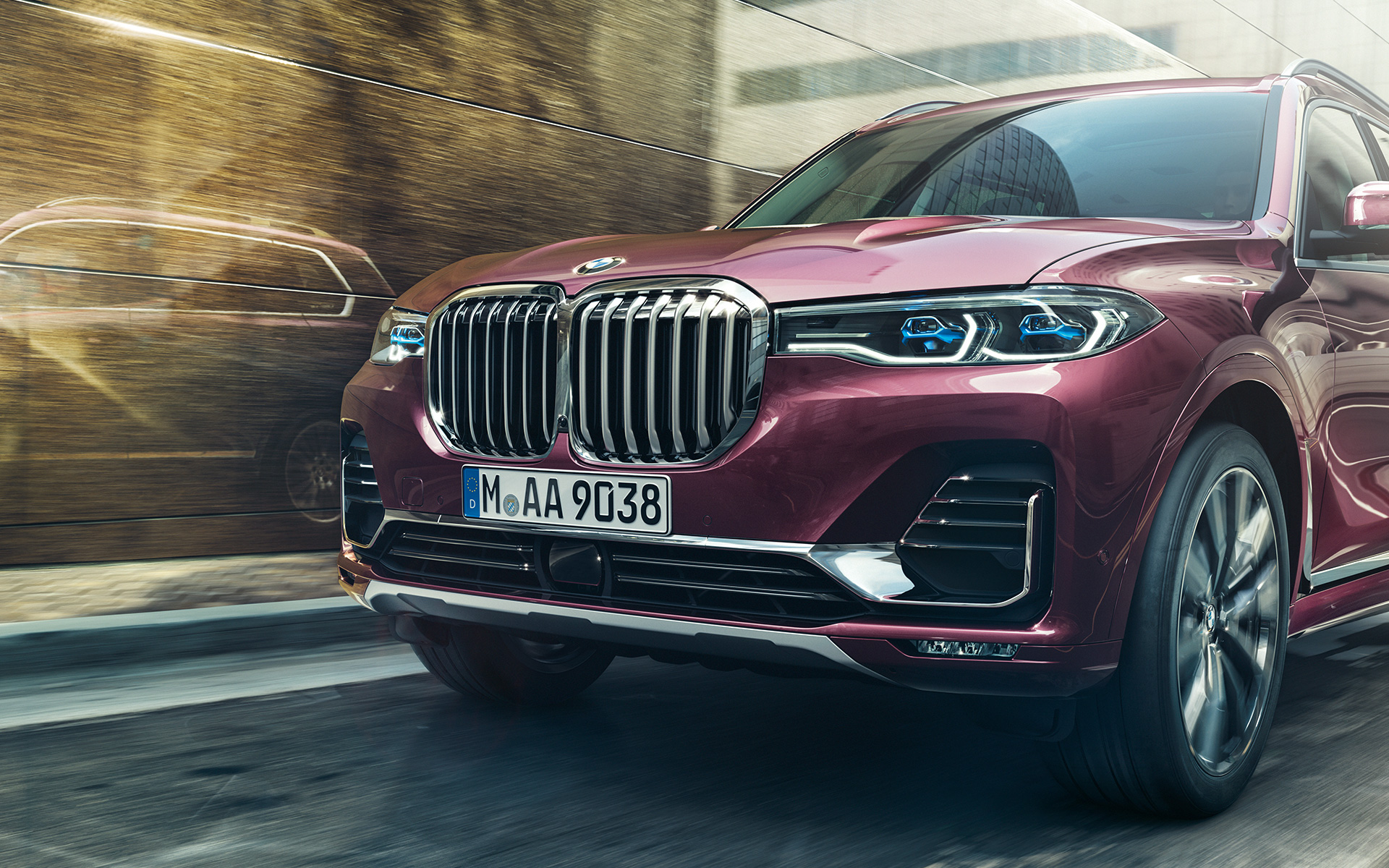 BMW X7 Individual xDrive40i G07 2018 Ametrin metallic Dreiviertel-Frontansicht fahrend BMW X7 Individual xDrive40i G07 2018 Ametrin metallic Dreiviertel-Frontansicht fahrend