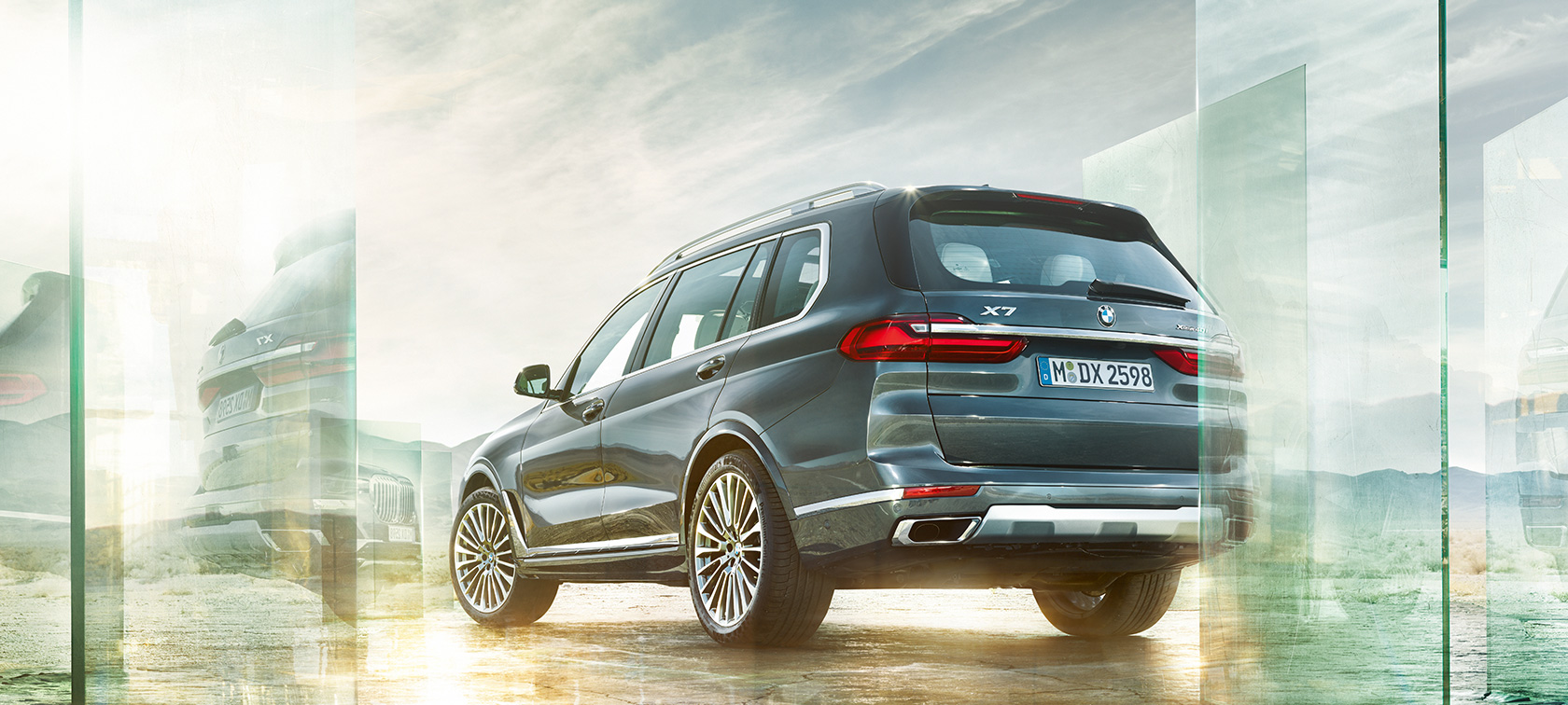 BMW X7 Dreiviertel-Heckansicht fahrend BMW X7 G07 2019 Arcticgrau Dreiviertel-Heckansicht fahrend