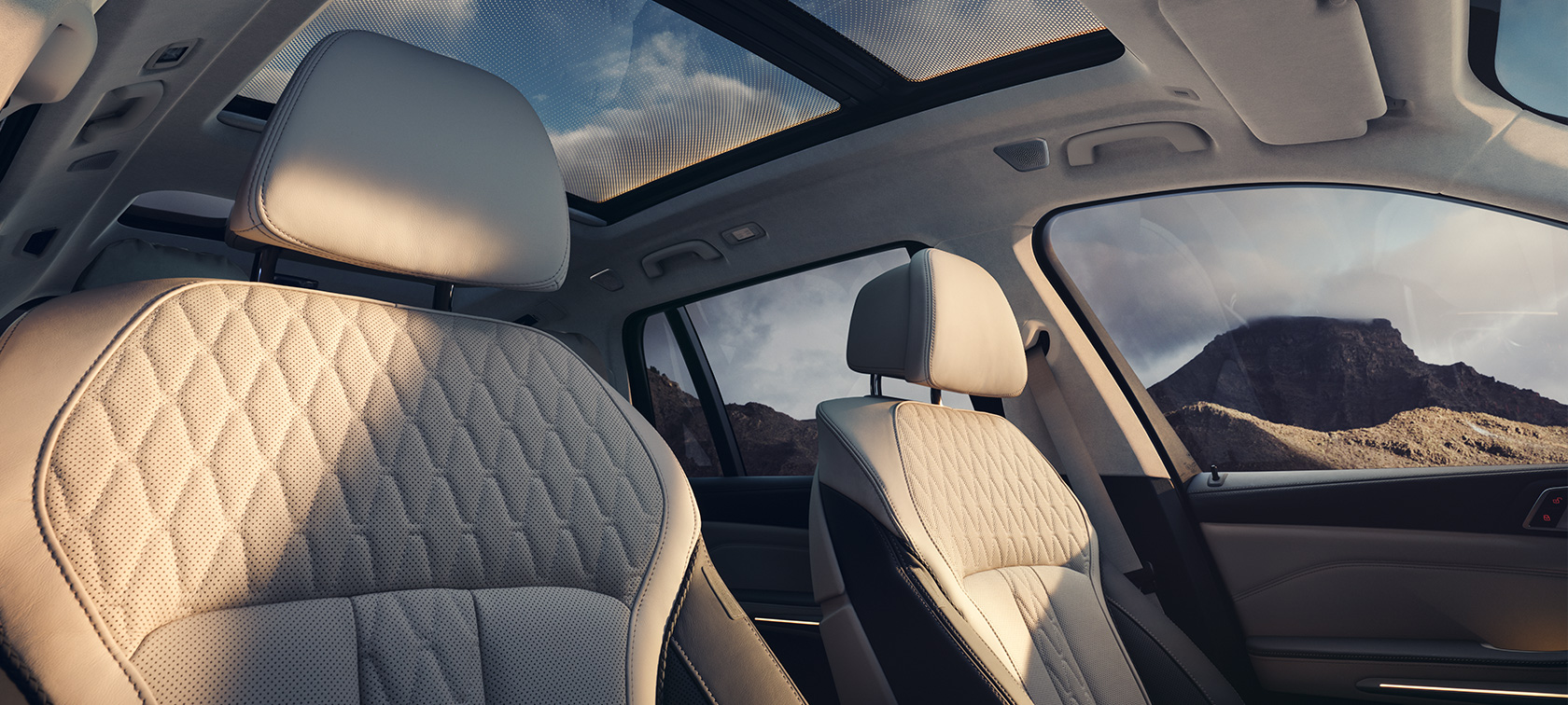 Blick von der Beifahrerseite nach hinten in den Innenraum BMW X7 G07 LCI Blick von der Beifahrerseite über die Vordersitze nach hinten in den Innenraum BMW X7 G07 LCI