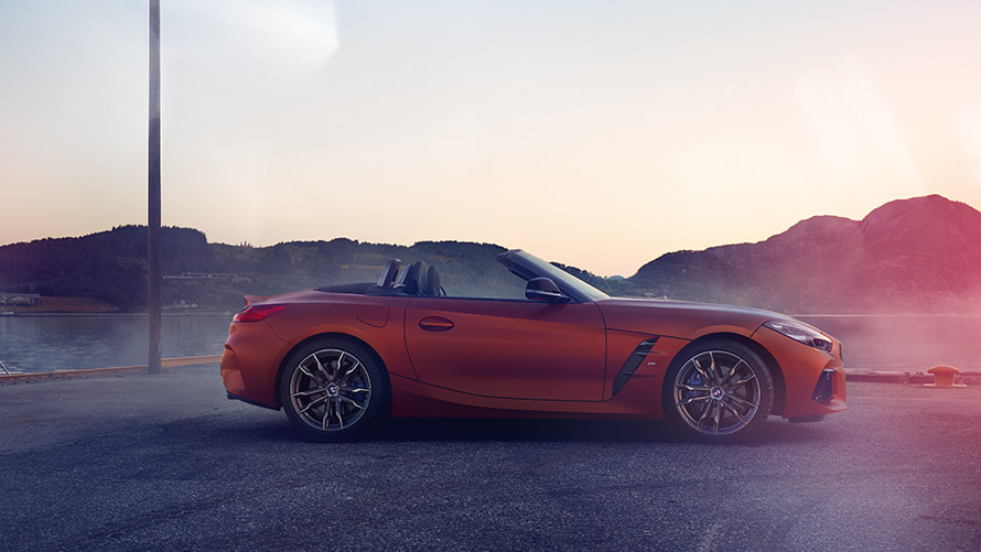 Seitenansicht orange BMW Z4 First Edition Seitenansicht orange BMW Z4 First Edition vor Berglandschaft