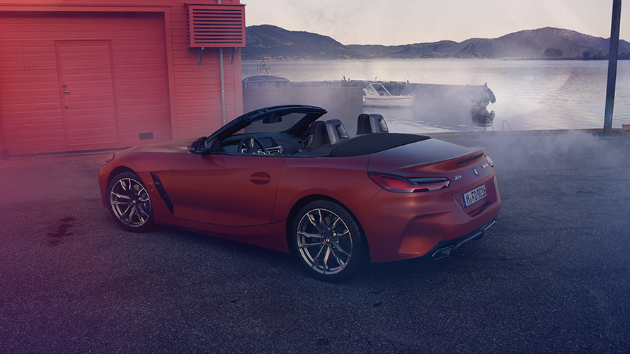 Heckansicht orange BMW Z4 First Edition Heckansicht orange BMW Z4 First Edition vor rotem Haus an Ufer