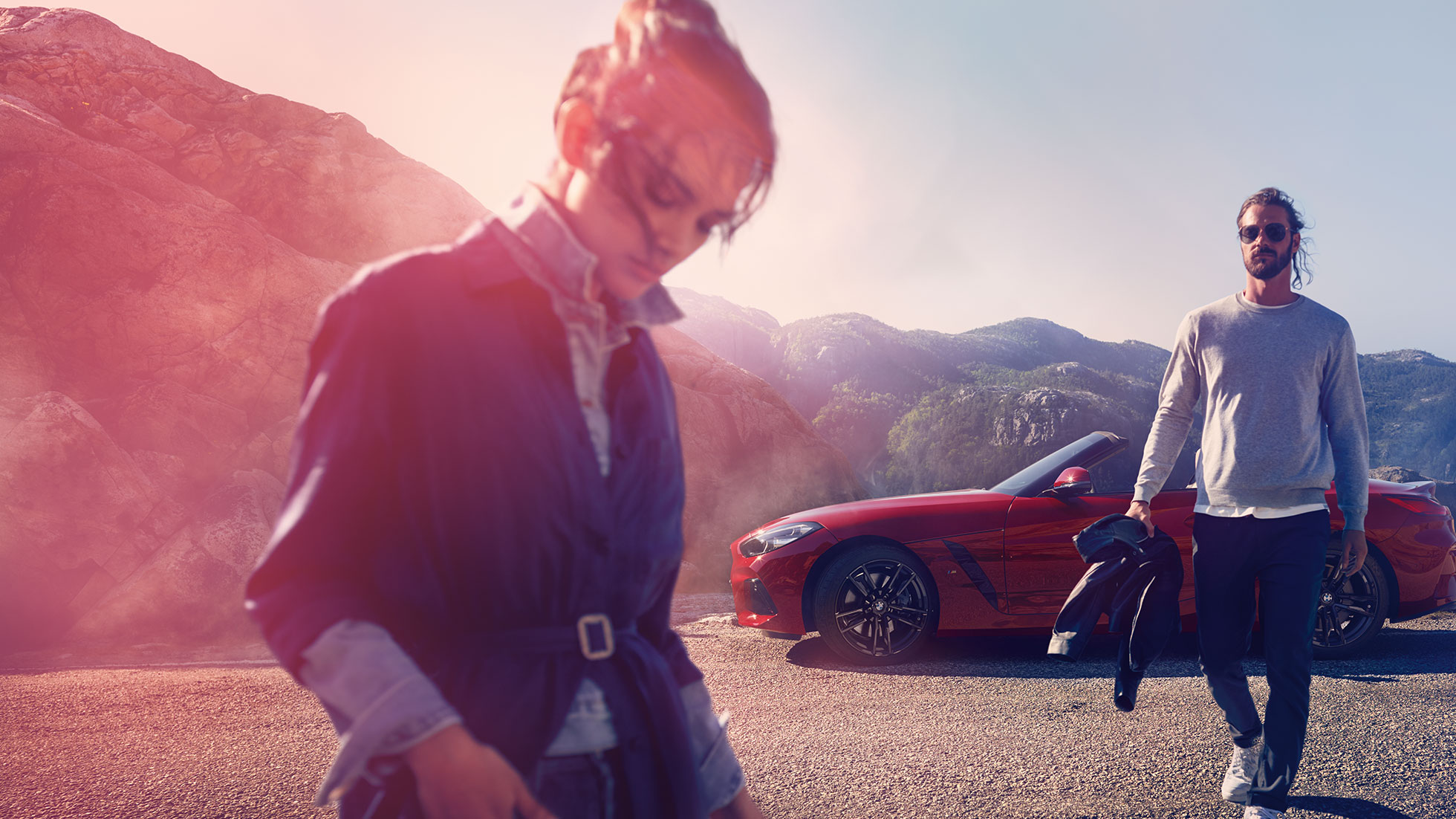 BMW Z4 Roadster vor Berglandschaft Mann und Frau vor BMW Z4 Roadster vor Berglandschaft