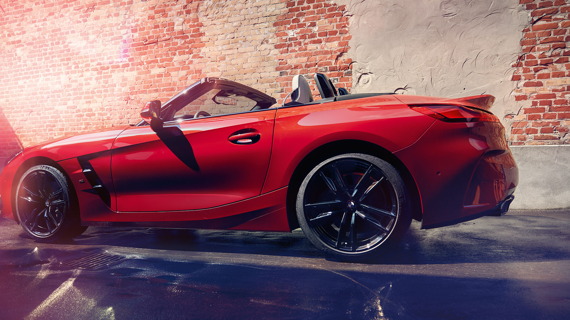 Seitenaufnahme des BMW Z4 Roadster Seitenaufnahme des BMW Z4 Roadster vor Backsteinwand