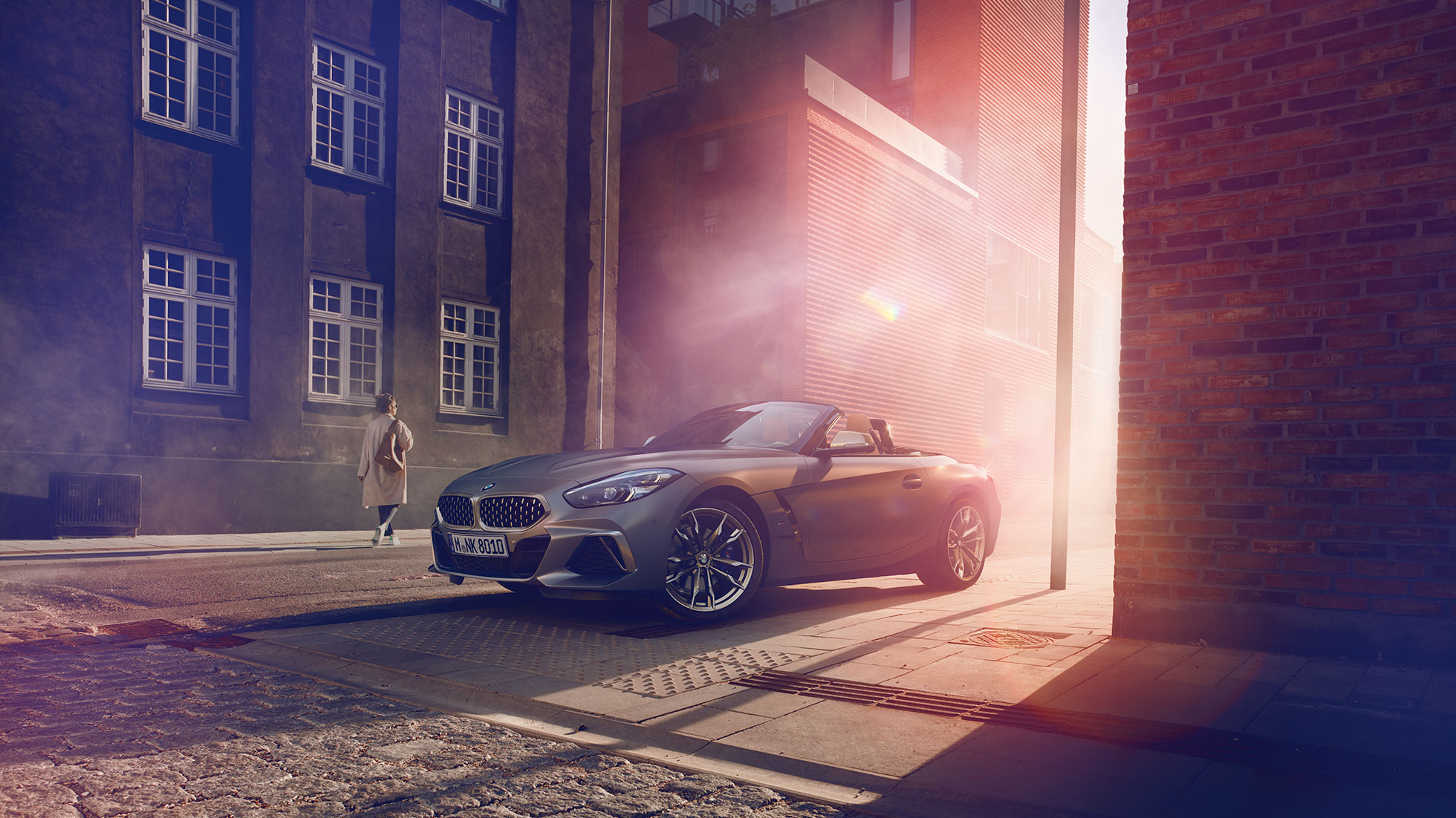 BMW Z4 Roadster in Straße Grauer BMW Z4 Roadster in einer Straße vor Haus