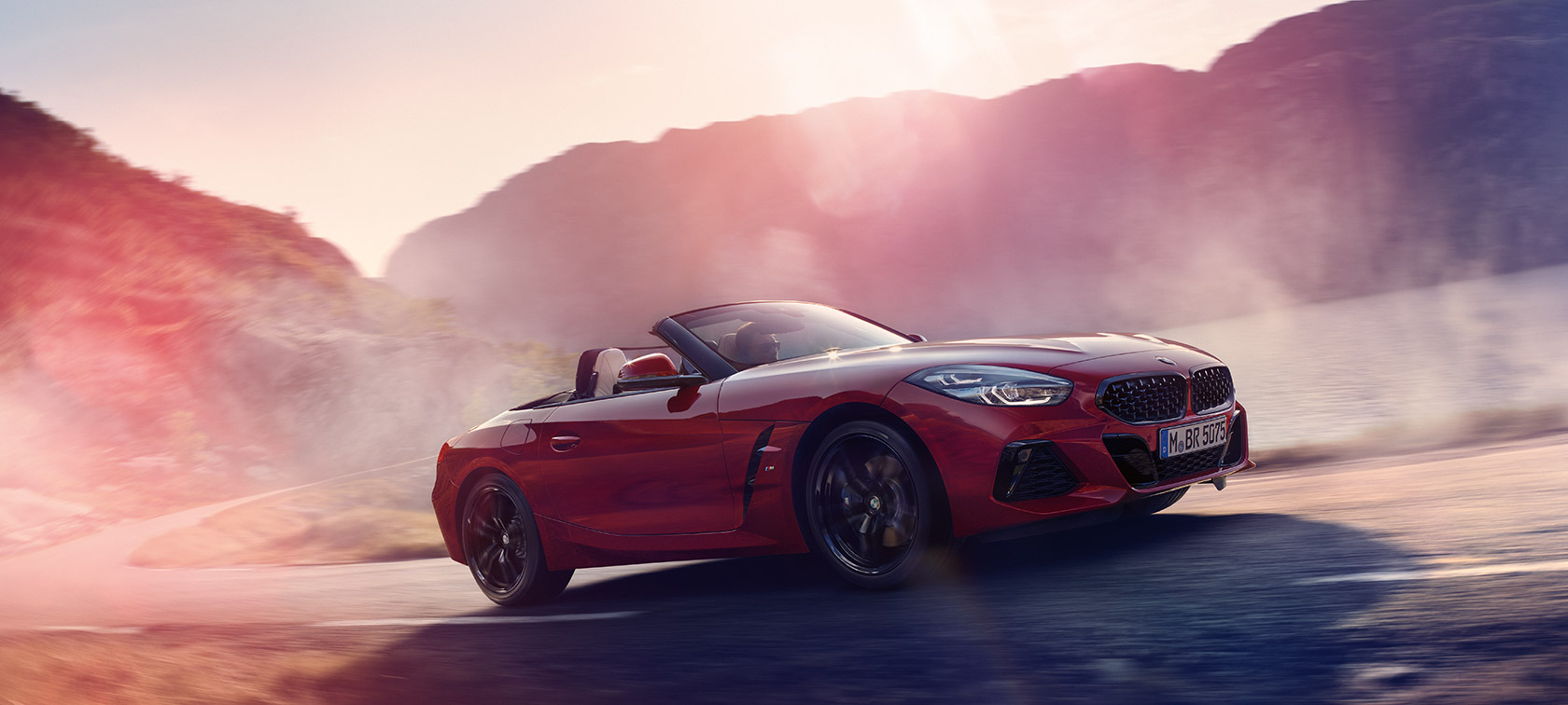 Fahrender BMW Z4 Roadster BMW Z4 Roadster bei Berganfahrt