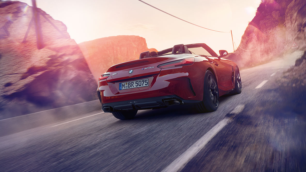 BMW Z4 Roadster Heck Heckaufnahme des fahrenden BMW Z4 Roadster
