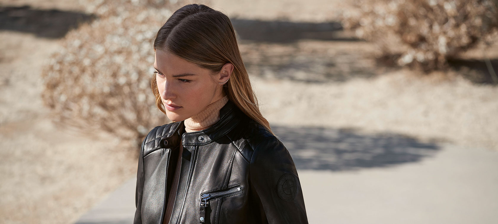 BMW Lederjacke Damen. Ein weibliches Modell trägt die BMW Lederjacke Damen.