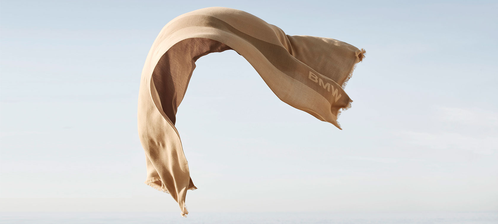 BMW Sommerschal. Der BMW Sommerschal flattert im Wind.